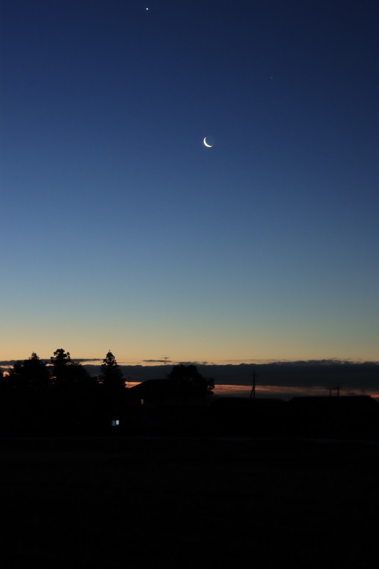 夜明け前のアイスブルーの空に月と金星のコラボ.jpg